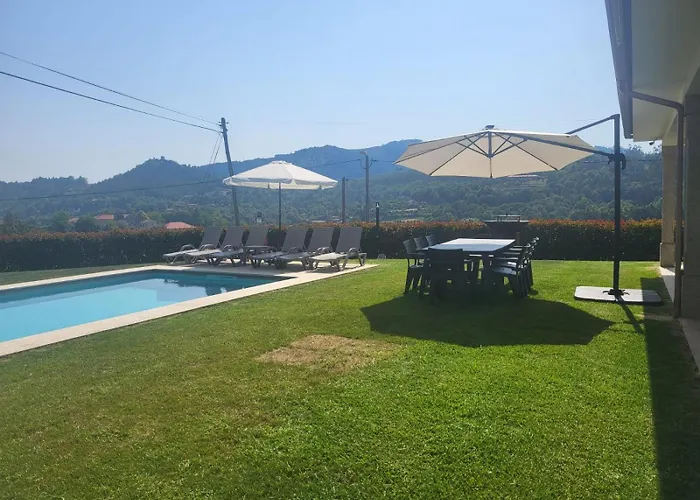 Brook House בית נופש *